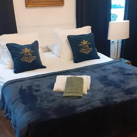 Nocleg ze śniadaniem La De Notre Dame Au Pied Du Chateau 4*