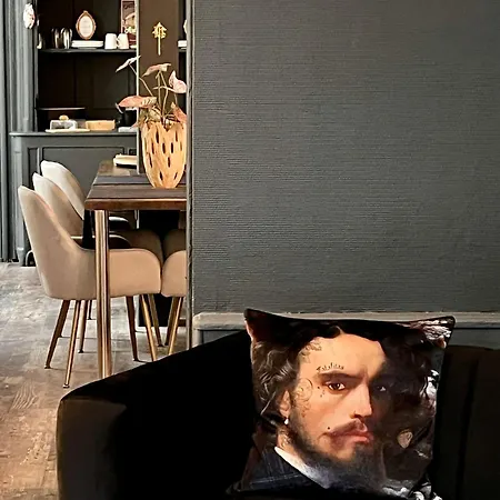 La De Notre Dame Au Pied Du Chateau