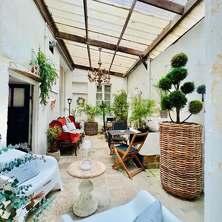 La De Notre Dame Au Pied Du Chateau Couette-café 4*