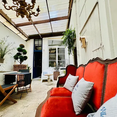 La De Notre Dame Au Pied Du Chateau Bed and Breakfast