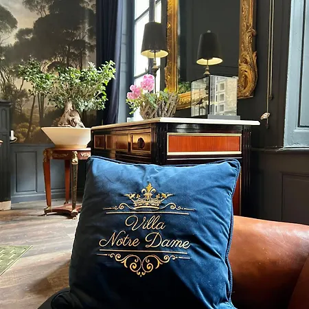 La De Notre Dame Au Pied Du Chateau Couette-café Sedan