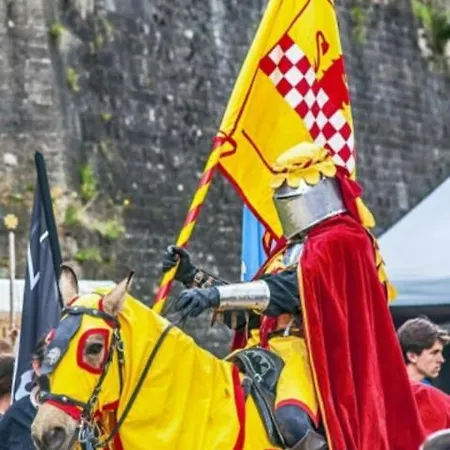 Nocleg ze śniadaniem La De Notre Dame Au Pied Du Chateau 4*