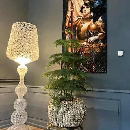 La De Notre Dame Au Pied Du Chateau