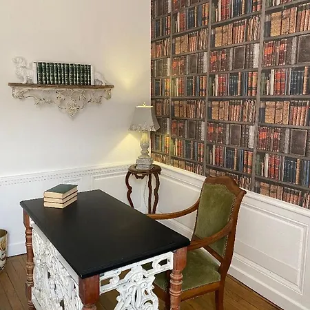 La De Notre Dame Au Pied Du Chateau Bed and Breakfast