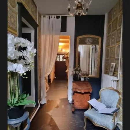 La De Notre Dame Au Pied Du Chateau Couette-café