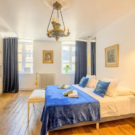 La De Notre Dame Au Pied Du Chateau