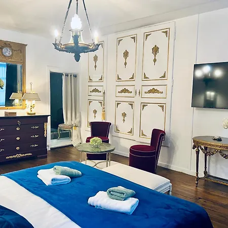 La De Notre Dame Au Pied Du Chateau