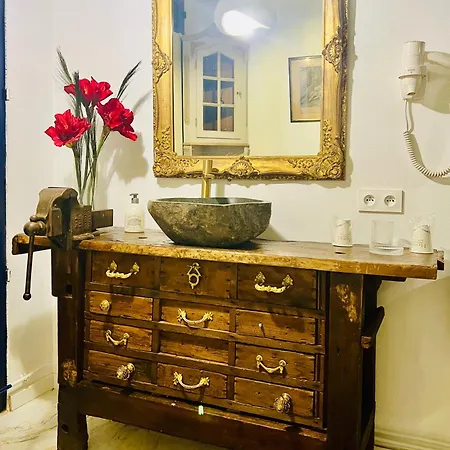 La De Notre Dame Au Pied Du Chateau Panzió 4*